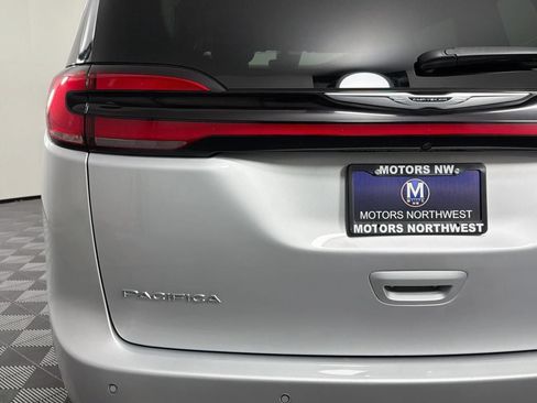 Used 2024 Chrysler Pacifica Limited FWD image 22