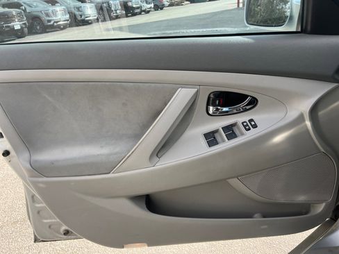 Used 2011 Toyota Camry LE image 19