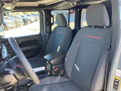 Used 2024 Jeep Wrangler Rubicon w/ Technology Group image 13