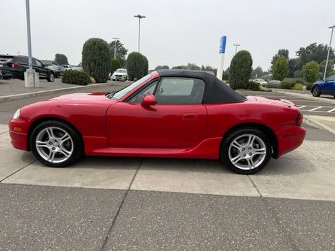 Used 2005 MAZDA MX-5 Miata w/ Convenience Pkg RWD image 10