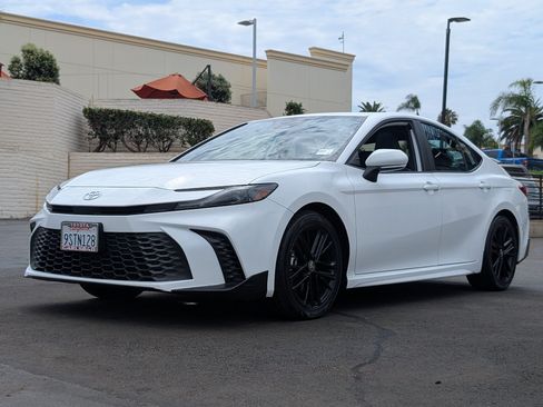 Used 2025 Toyota Camry SE FWD image 11