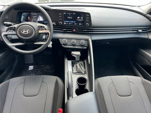 New 2025 Hyundai Elantra SE image 3