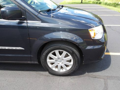 Used 2013 Chrysler Town & Country Touring FWD image 29