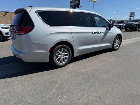 New 2026 Chrysler Pacifica Select image 6
