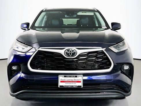 Used 2024 Toyota Highlander XLE image 2