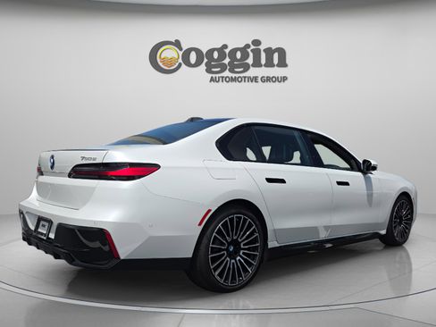 Used 2026 BMW 750e xDrive w/ Luxury Rear Seating Package image 5