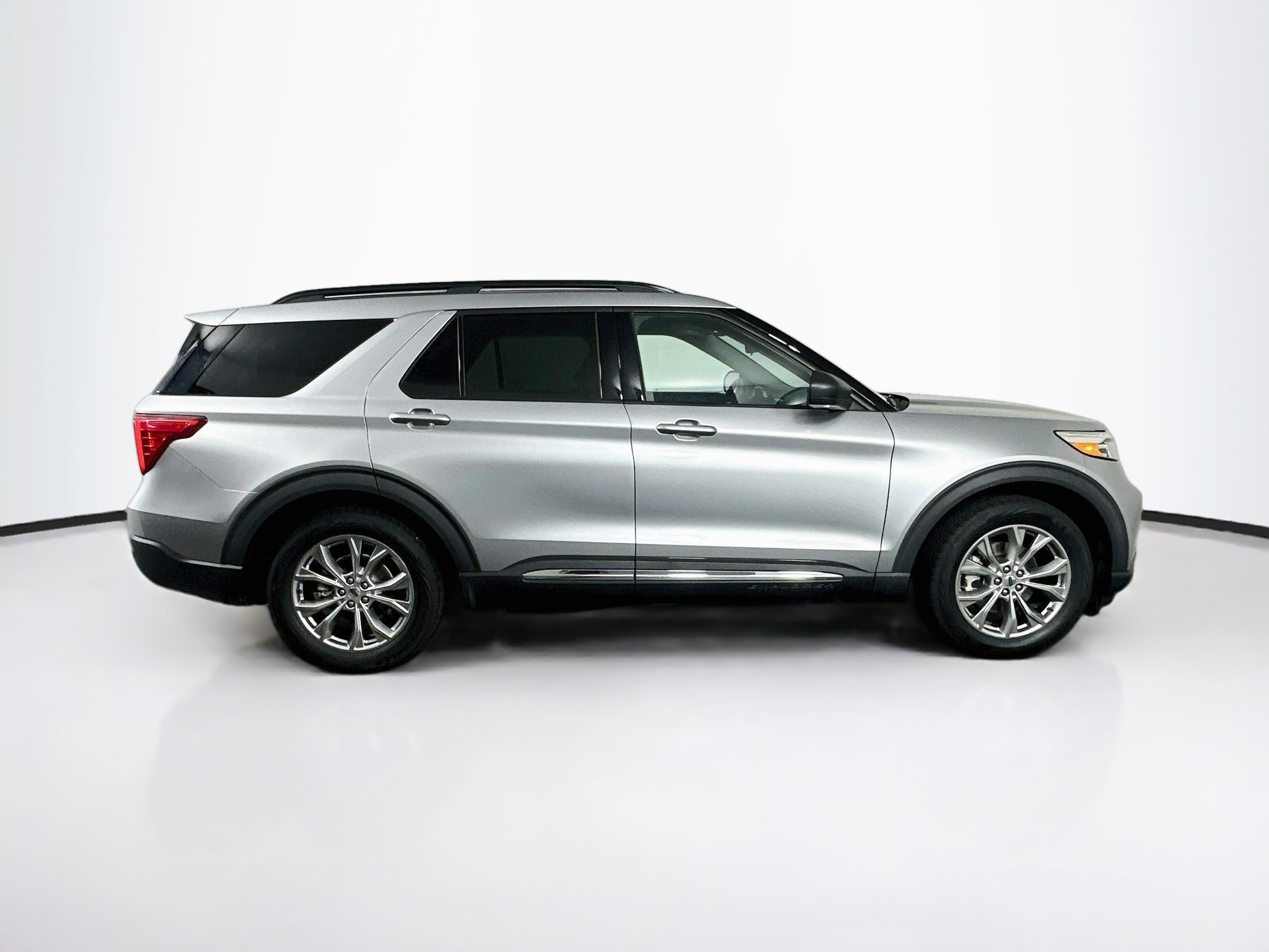 Used 2020 Ford Explorer XLT w/ Equipment Group 202A RWD image 10