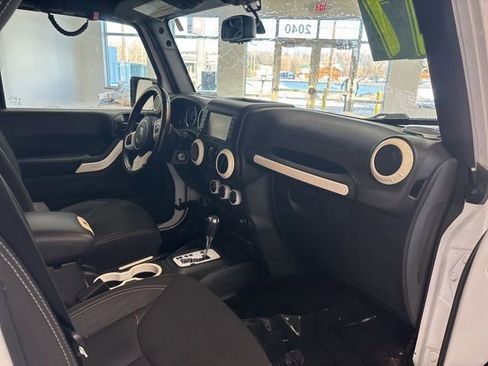 Used 2017 Jeep Wrangler Unlimited Sahara image 21