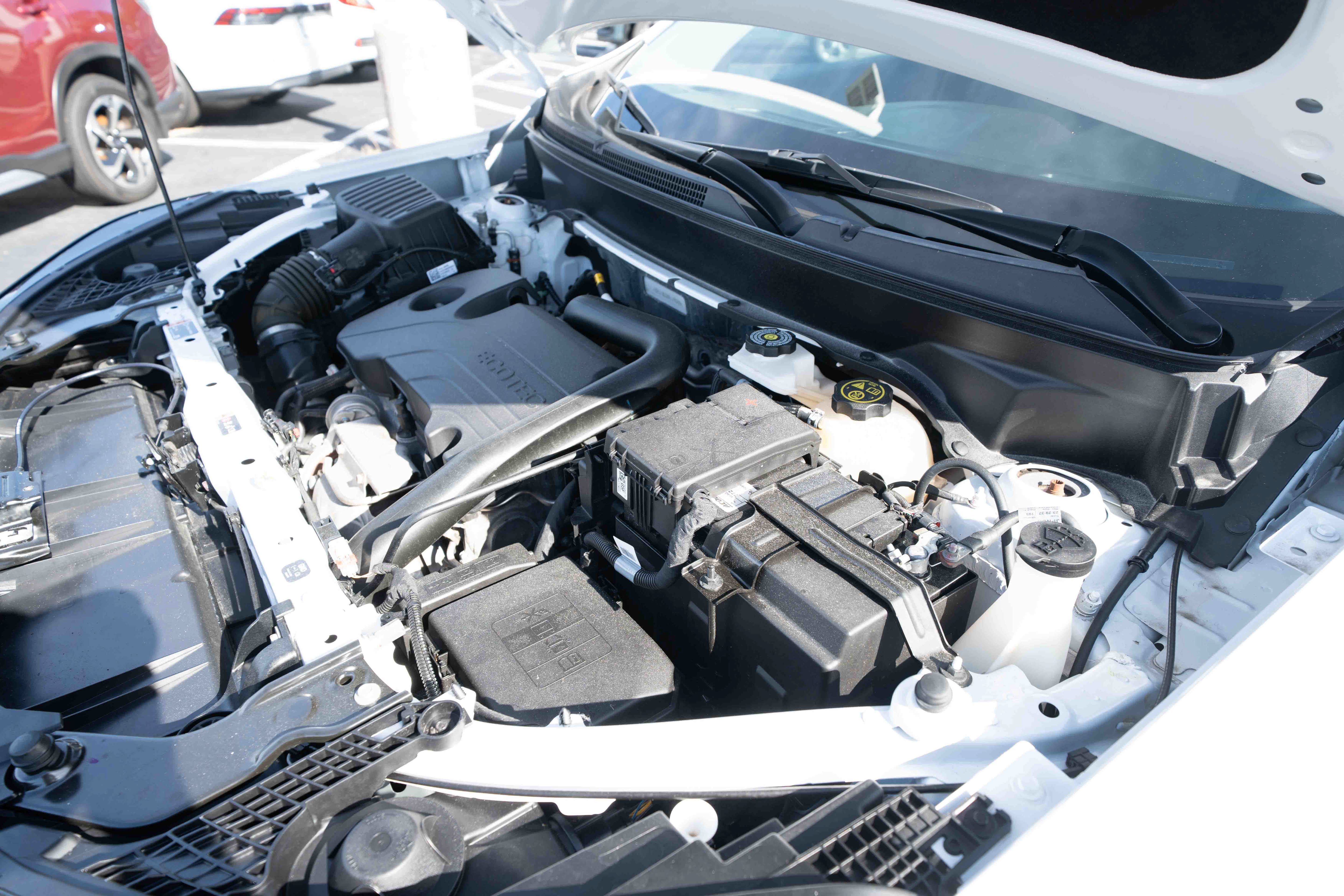 Used 2024 GMC Terrain SLE w/ Driver Convenience Package FWD image 33
