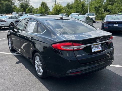 Used 2018 Ford Fusion SE w/ Fusion SE Technology Package FWD image 2