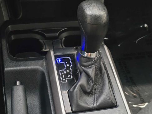 Used 2020 Toyota Tacoma SR5 AWD/4WD image 16