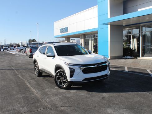 New 2026 Chevrolet Trax LT w/ Driver Confidence Package image 2