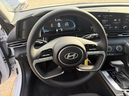 New 2026 Hyundai Elantra SE image 13