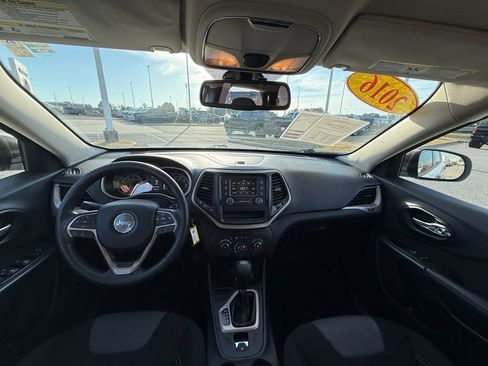 Used 2016 Jeep Cherokee Sport image 12