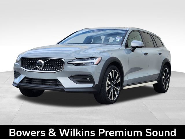 Certified 2025 Volvo V60 B5 Cross Country Ultra AWD/4WD image 4