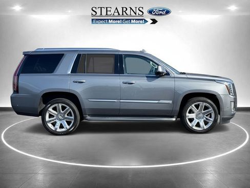 Used 2019 Cadillac Escalade Luxury AWD/4WD image 3