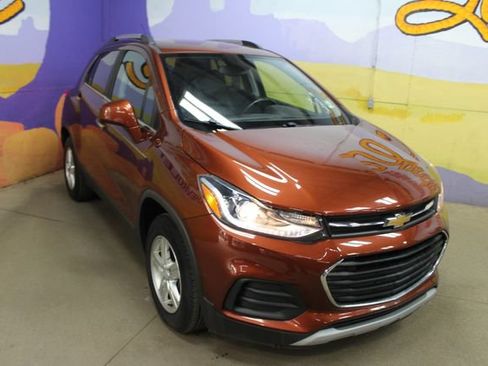 Used 2019 Chevrolet Trax LT w/ LT Convenience Package FWD image 2