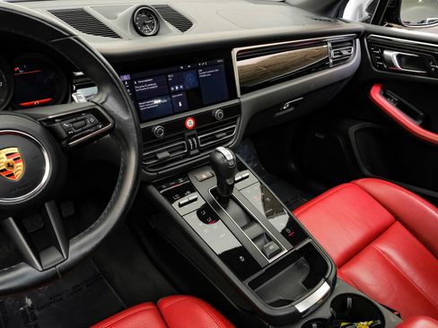 Used 2024 Porsche Macan w/ Premium Plus Package AWD/4WD image 27