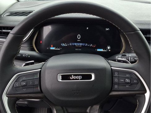 Used 2024 Jeep Grand Cherokee Limited image 17