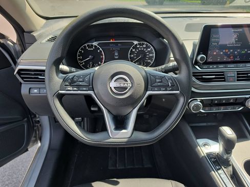 Used 2025 Nissan Altima 2.5 SV FWD image 12