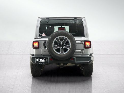 Used 2018 Jeep Wrangler Unlimited Sahara AWD/4WD image 5
