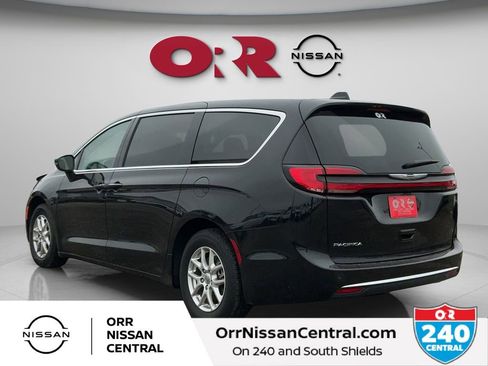 Used 2023 Chrysler Pacifica Touring-L FWD image 7