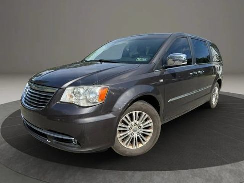 Used 2014 Chrysler Town & Country Touring-L FWD image 1
