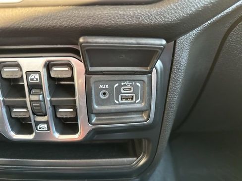 Used 2024 Jeep Gladiator Sport image 18