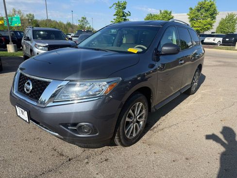Used 2014 Nissan Pathfinder SV image 1