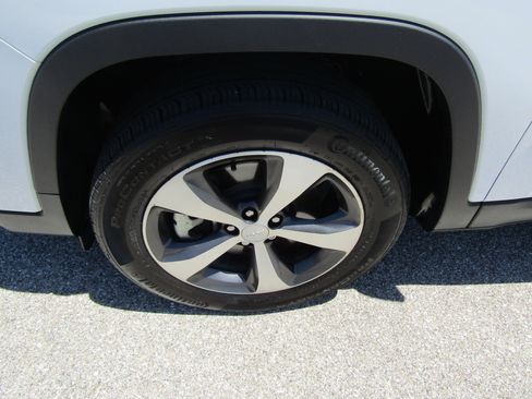 Used 2022 Jeep Cherokee Limited AWD/4WD image 9