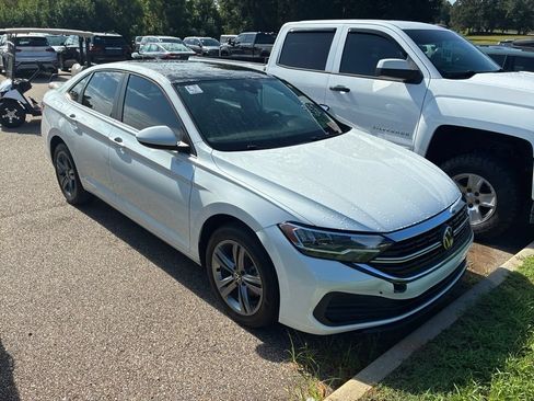 Used 2023 Volkswagen Jetta SE w/ Panoramic Sunroof Package FWD image 2
