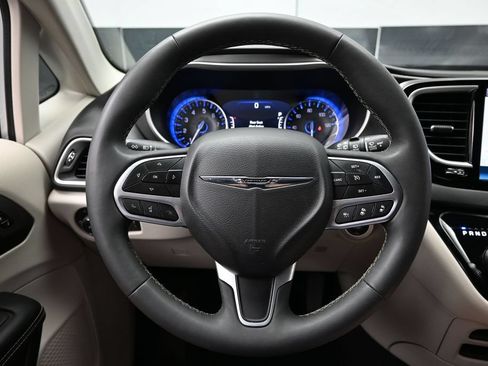 Used 2024 Chrysler Pacifica Touring-L FWD image 23