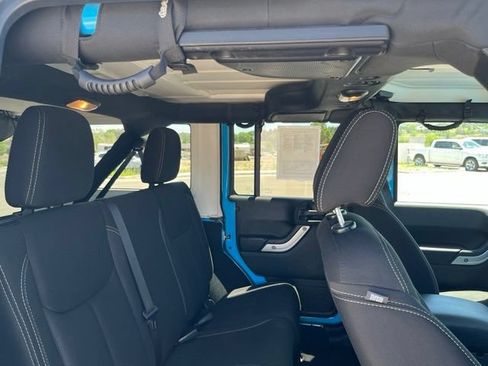 Used 2018 Jeep Wrangler Unlimited Rubicon w/ Cold Weather Group AWD/4WD image 23