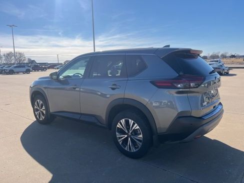 Used 2021 Nissan Rogue SV image 4