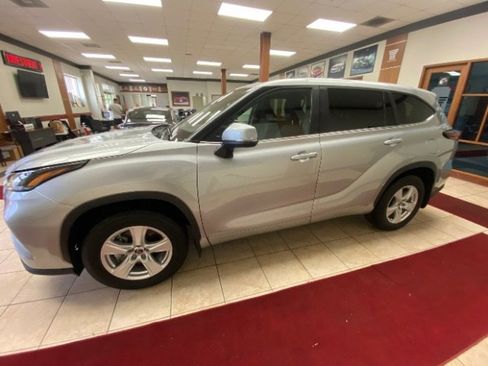 Used 2024 Toyota Highlander LE image 2