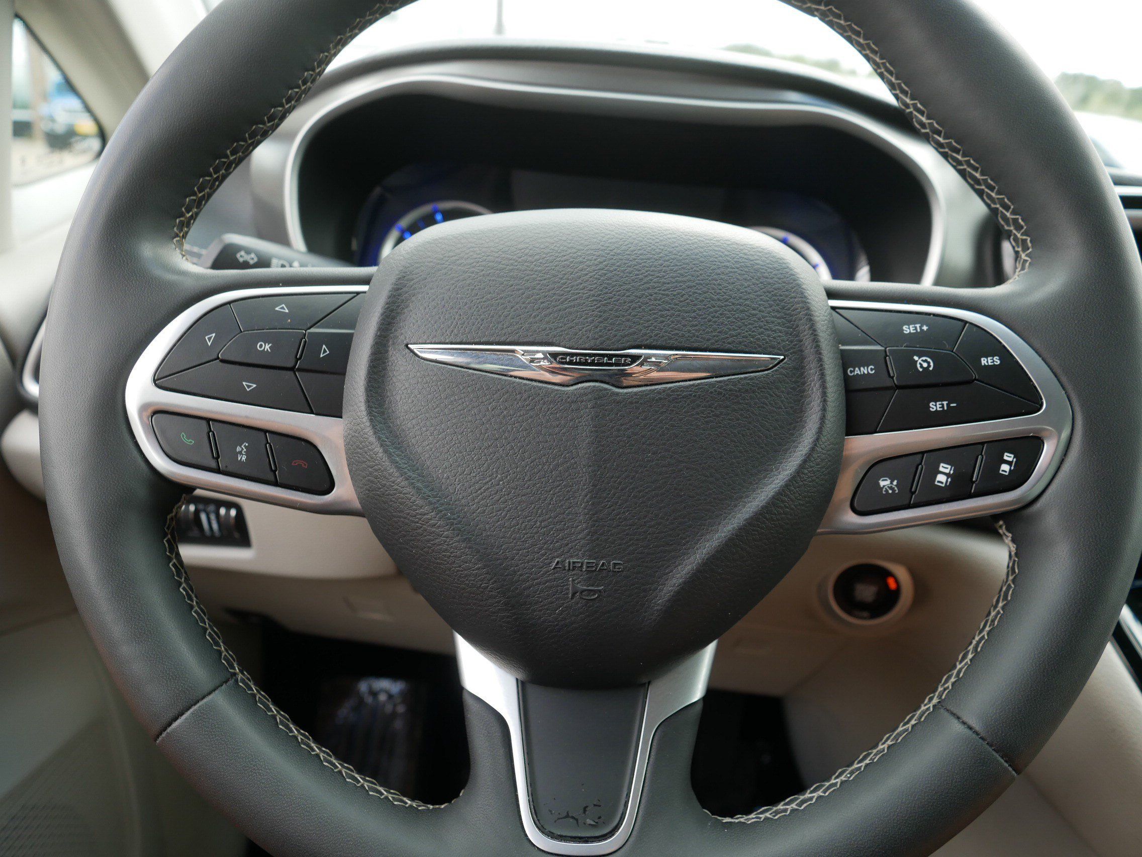 Used 2024 Chrysler Pacifica Limited FWD image 25