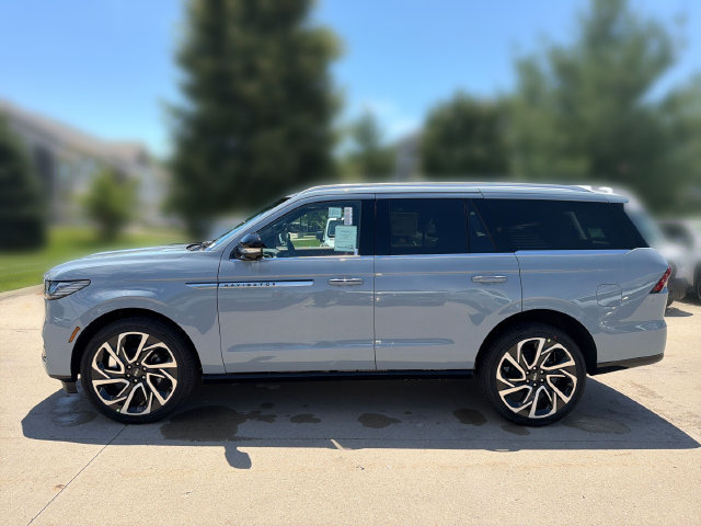 New 2026 Lincoln Navigator Reserve AWD/4WD image 9