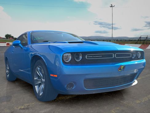 Used 2019 Dodge Challenger SXT RWD image 2