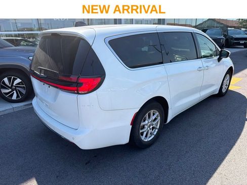 Used 2023 Chrysler Pacifica Touring-L FWD image 6