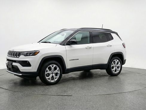 Used 2025 Jeep Compass Latitude image 3