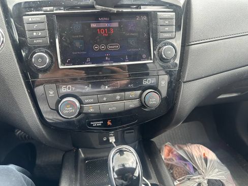 Used 2018 Nissan Rogue SV AWD/4WD image 7