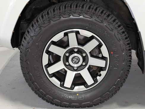 Used 2018 Toyota 4Runner TRD Off-Road Premium AWD/4WD image 3
