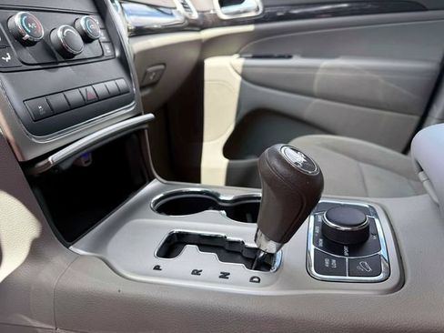 Used 2012 Jeep Grand Cherokee Laredo w/ Laredo E Group AWD/4WD image 30