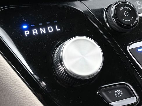 Used 2023 Chrysler Pacifica Touring-L image 25