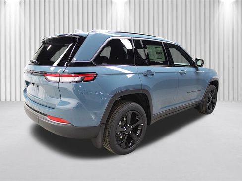 New 2026 Jeep Grand Cherokee Limited w/ Limited Altitude Package AWD/4WD image 3