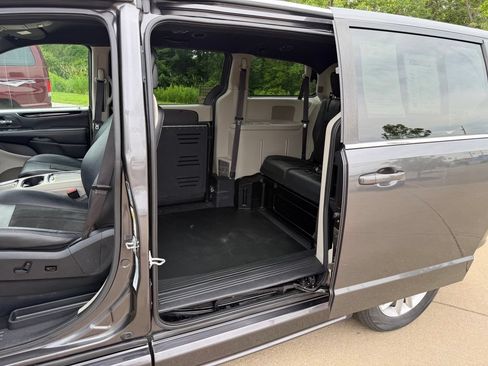 Used 2019 Dodge Grand Caravan SXT FWD image 23