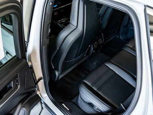 Certified 2025 Porsche Cayenne Turbo AWD/4WD image 25