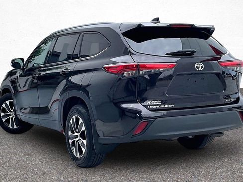 Used 2021 Toyota Highlander XLE AWD/4WD image 5