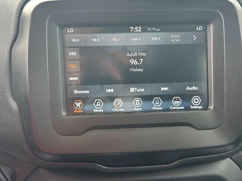 Used 2019 Jeep Renegade Latitude FWD image 10