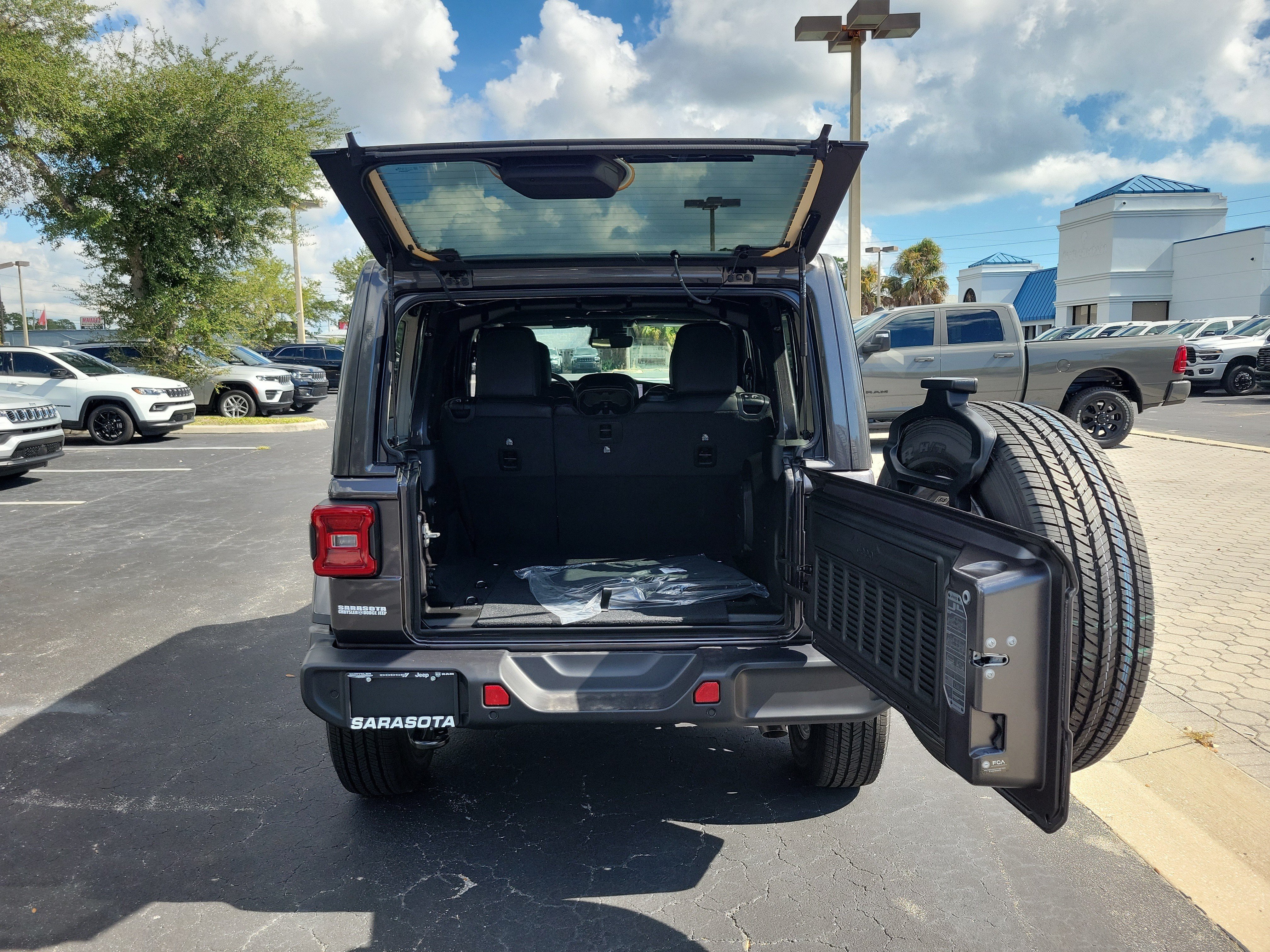 New 2026 Jeep Wrangler Unlimited Sahara AWD/4WD image 10